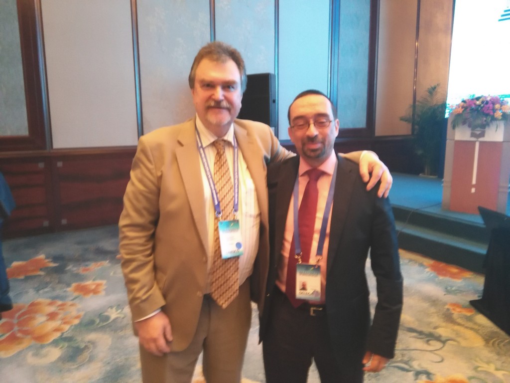 Daniel Burgos junto al director del IITE de Moscú, Alexander Khoroshilov