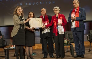 OmarDengo-Bokova”: Leda Muñoz García (Directora ejecutiva de la fundación), Sonia Marta Mora Escalante (Ministra de Educación Pública de Costa Rica), Shaikh Muhammad bin Mubarak Al Khalifa (Viceprimer ministro de Barhein), Irina Bokova (Directora General de la Unesco) y Majid bin Ali Al-Nuaimi, Ministro de Educación de Barhein.