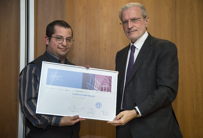 Alberto Corbí recibe el premio de manos del Rector de la Universidad de Valencia, Esteban Morcillo
