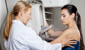 Paciente sometiéndose a una mamografía / Tyler Olson / Shutterstock